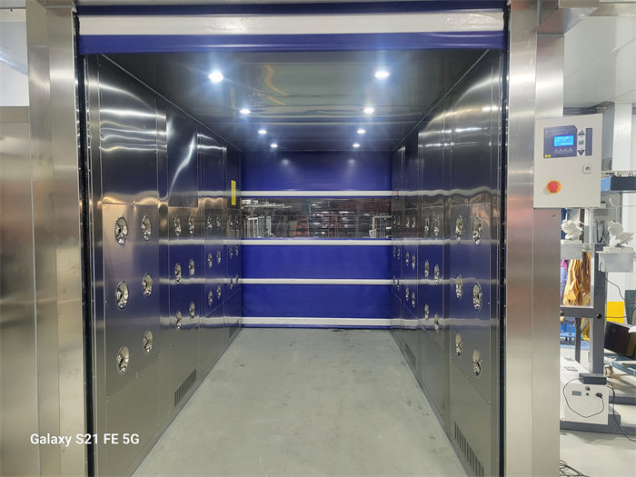 濟南海牛工業(yè)設備有限公司卷簾門風淋室安裝現場